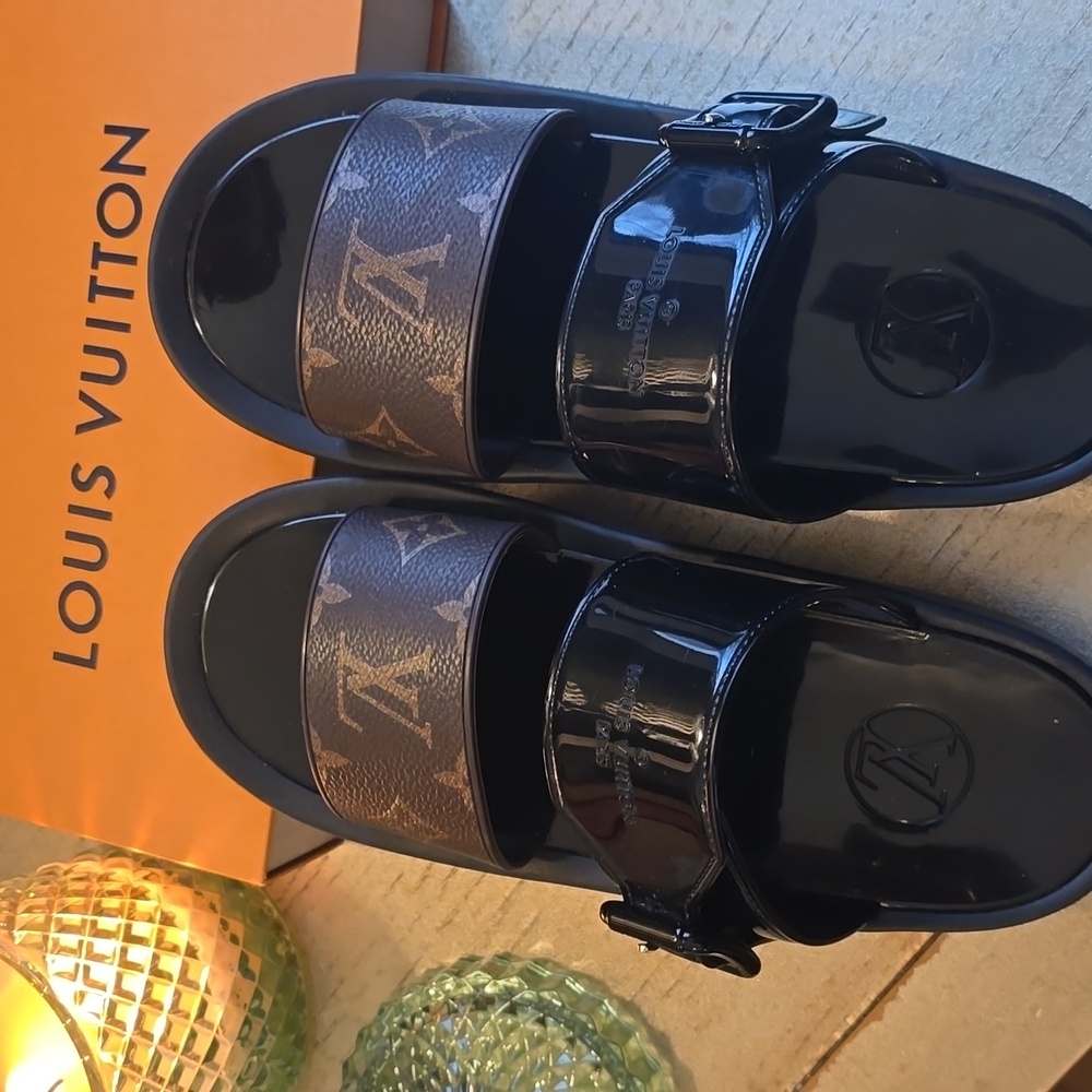 SALE 🔥💯🔥🔥 AUTHENTIC Louis Vuitton Sunbath Mule Flat Slides